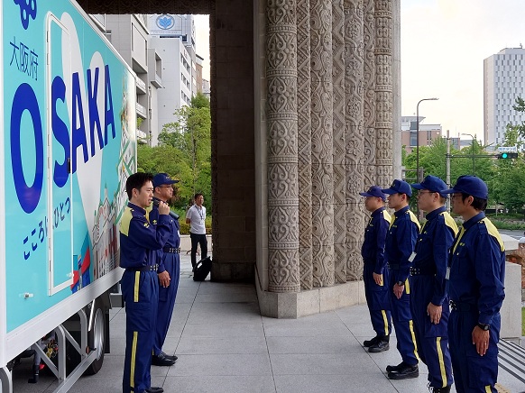 派遣職員に向け激励の言葉を述べる知事
