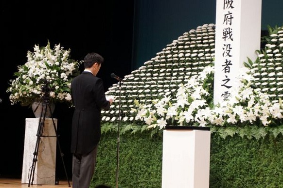 式辞を読む知事