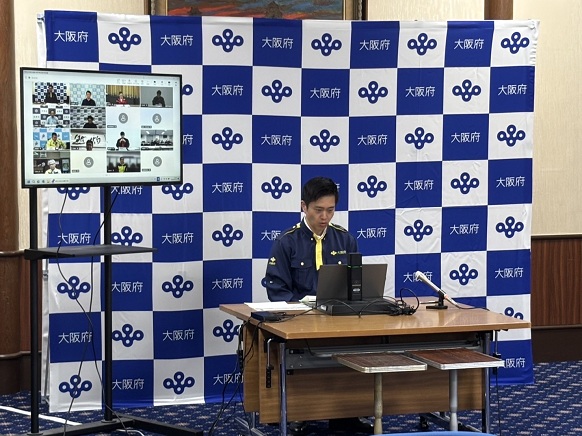 議題(構成団体の支援状況や今後の関西広域連合の支援方針等)について説明を聞く知事