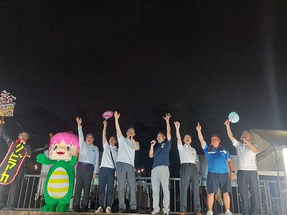 花火のカウントダウンをする知事
