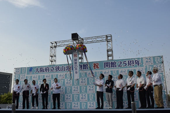 くす玉割りをする知事