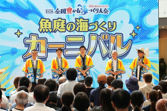 ステージで大会PRを行う知事