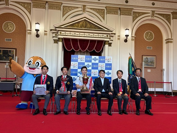 知事、選手及び関係者との記念写真