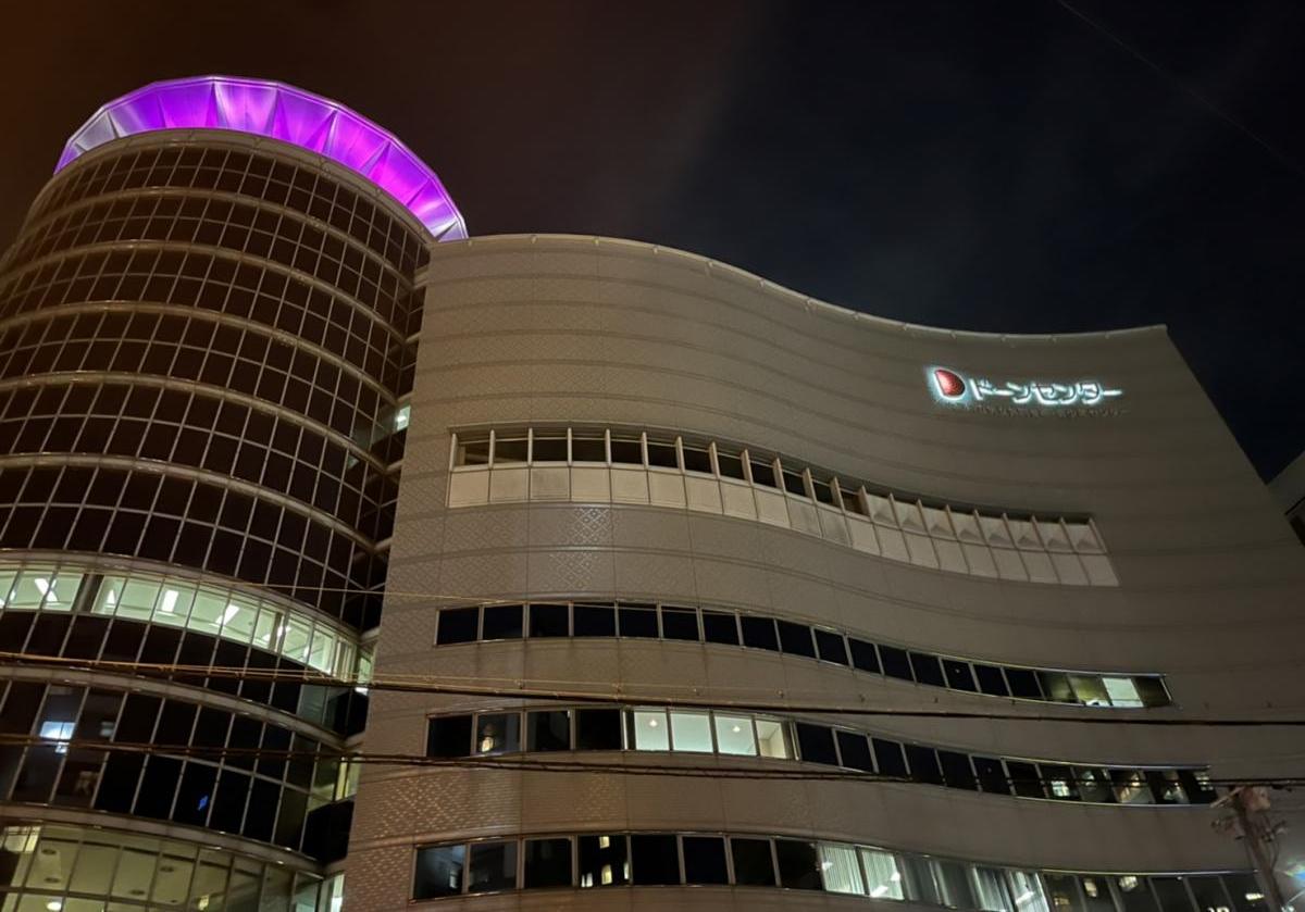 ドーンセンターパープルライトアップ写真