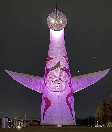 太陽の塔パープルライトアップ写真