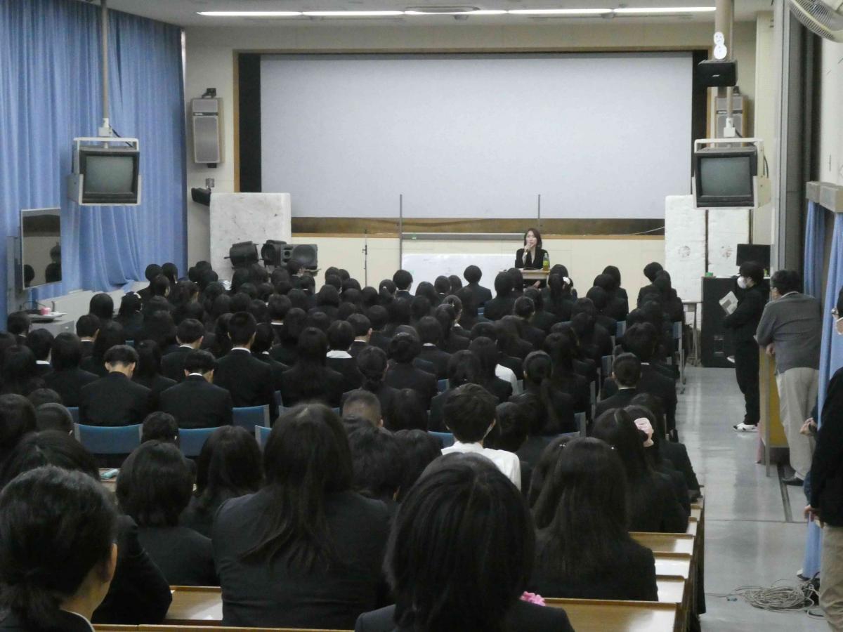 港南造形高等学校での講演の写真