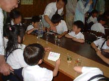 水質実験の様子の写真1