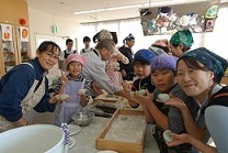 子供たちとのもちつきイベントの様子