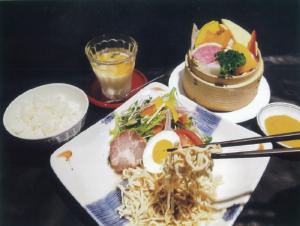 200gの野菜と豆腐麺のランチの写真