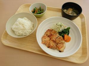 鶏肉の明太子マヨパン粉焼定食の写真