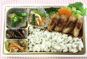 「からだデリ弁当」豚カツのもち麦ごはんの写真