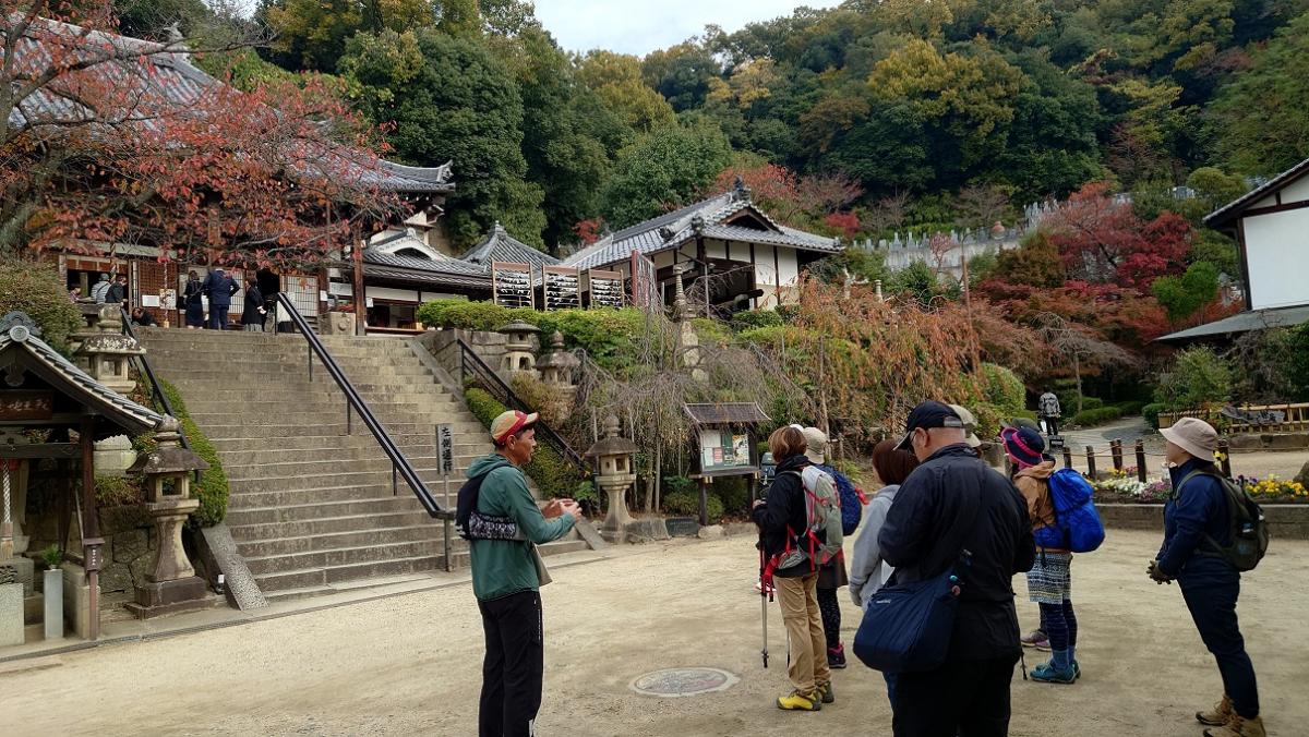 飯盛山歴史山歩の画像（説明を受ける様子）