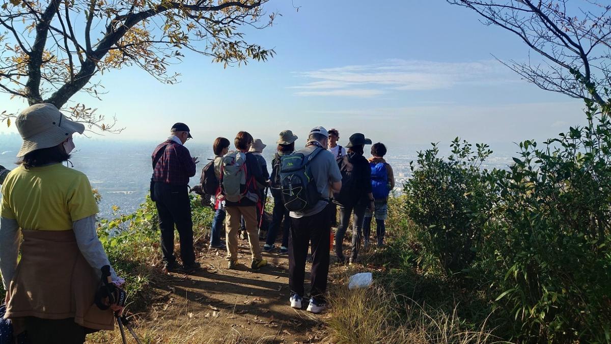 飯盛山歴史山歩の画像（景色を見る様子）