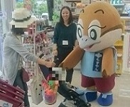 店内で親子と触れ合うもずやんの様子