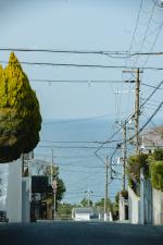 海を眺める「箱の浦」住宅地の坂道