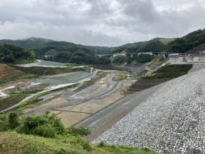 ダムを眺める安威川ダム展望スポット