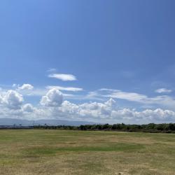 青い空と連なる山々を眺める泉大津フェニックス