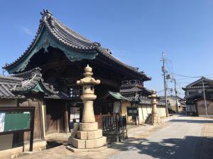 願泉寺を眺める貝塚寺内町