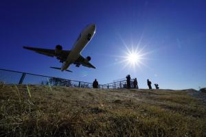 大阪国際空港と飛行機を眺める千里川土手