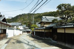 旧街道のまちなみを眺める山中渓旧街道