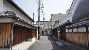 顕証寺大屋根と歴史的なまちなみを眺める久宝寺寺内町