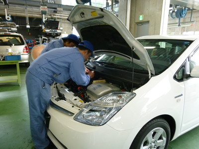 自動車整備実習（ハイブリッド車点検作業）