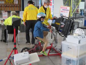 親子で学ぶ自転車交通安全教室の様子1