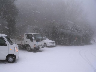 みずのみ道駐車場の吹雪の様子