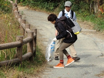 山地美化でごみ拾い