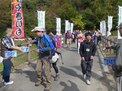 アスパラドリンクの配布