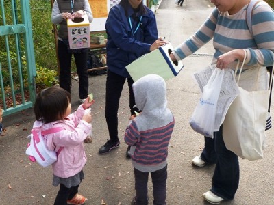 抽選会のくじを引く