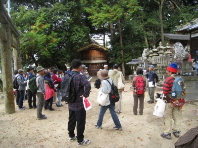 住吉神社で解説する様子