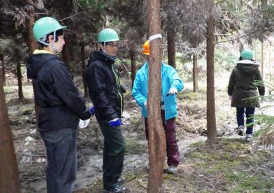 選木作業の注意事項の説明を受けている様子の写真