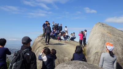 交野山の登頂で記念写真を撮っている様子