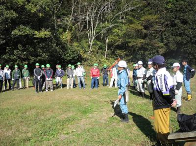 作業内容や注意事項の説明を受けている様子の写真