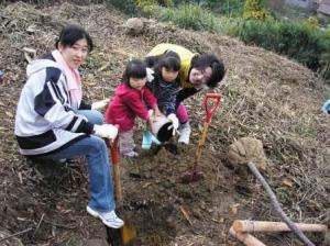 土壌改良の作業をする子供たち