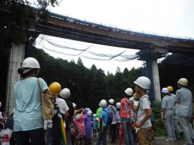 橋の下から見学