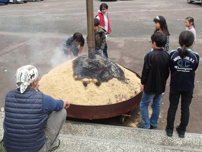 もみ殻で芋を焼いているところ