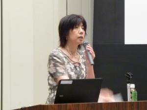 画像です。パワーポイントを使って講演をする山野社会教育アドバイザー1