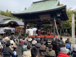 蟻通神社で弦楽四重奏と三十六歌仙の現代アーティストによる再現を楽しむ会