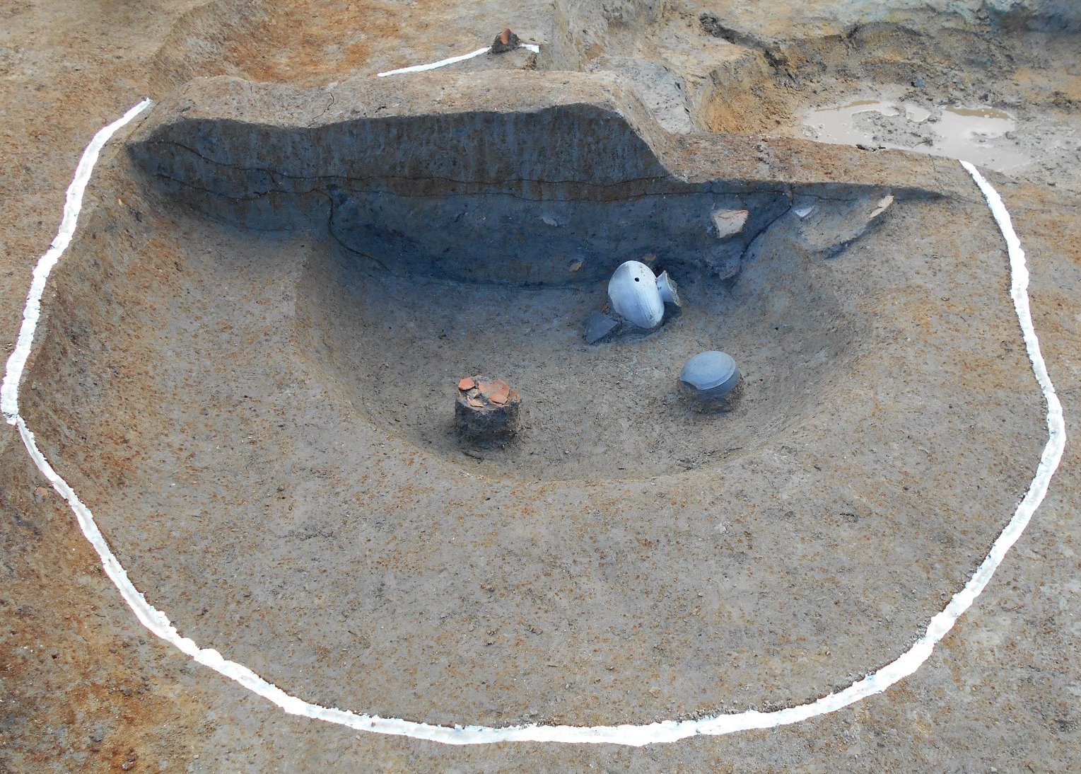 古墳時代中期の土坑57から須恵器や土師器が見つかった様子