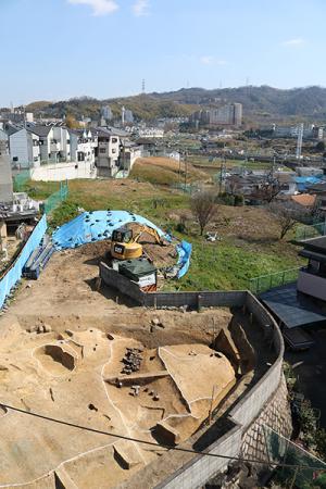 古墳時代の溝を西から撮影した遠景写真