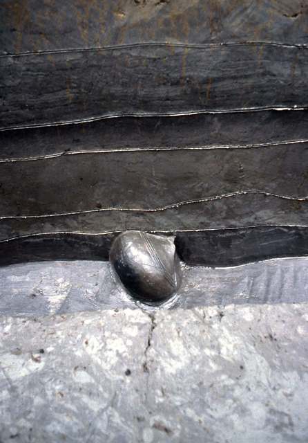 【写真】弥生時代前期の壺の出土状況
