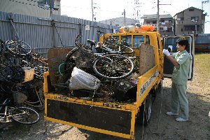 写真；ゴミの回収作業