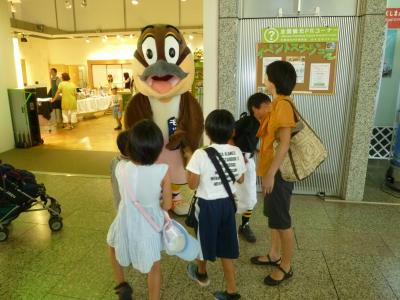 子どもに囲まれるモッピー