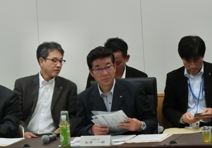 区域会議に出席している知事