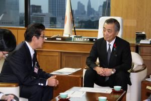 松本国家公安委員会委員長（右）に要望内容を説明する松井知事（中央）