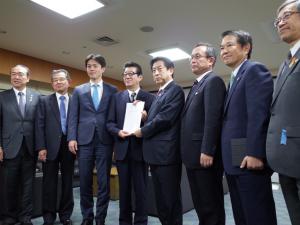 厚生労働大臣への手交