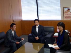 知事と塩崎厚生労働大臣との面会写真