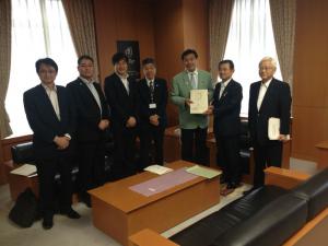 馳文部科学大臣に要望書を提出しました